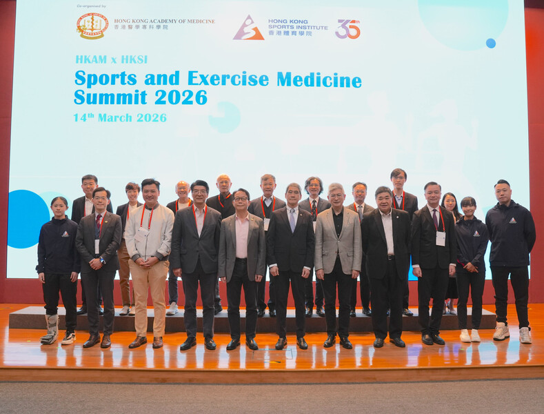 <p>众嘉宾在开幕典礼上合照，象徵体院与医专承诺共同推动香港运动医学的发展。</p>
